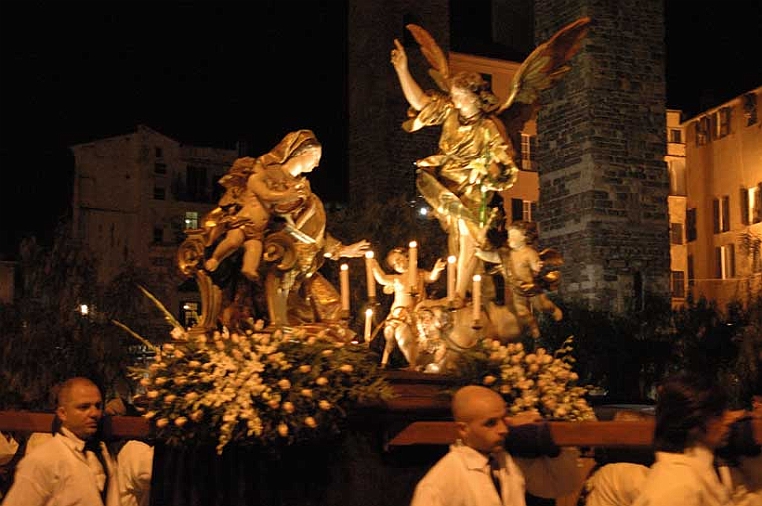 09 annunciazione.jpg - La cassa durante la processione del 2008.